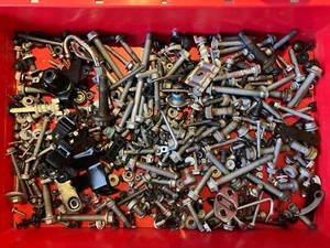 Viti Pacchetto Viti Varie Dadi Morsetto 1,4 TSI VW Golf 6 Cabrio Orig - Picture 1 of 3