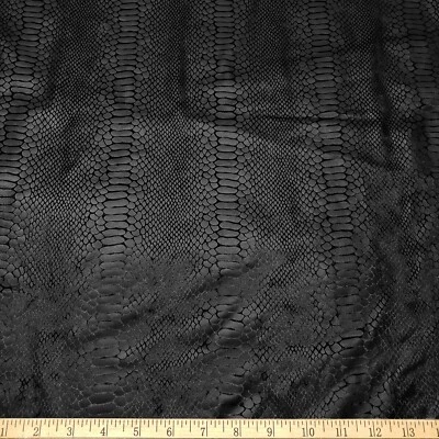 Escamas de dragón exóticas negras sobre negras lámina negra mate sobre terciopelo de hielo triturado Foto 1 de 4