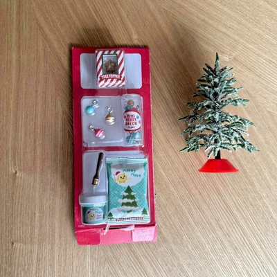 MGAs Miniverse HOLIDAY 2024 Árbol de Navidad y Adornos de Caja de Exhibición SIN RESINA Foto 1 de 4