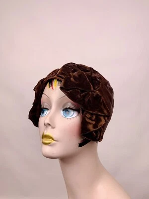 Chapéu boné cloche de seda marrom cobre vintage da década de 1920 com babado de veludo antigo - Imagem 1 de 4