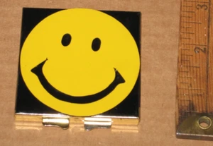 Vintage SMILEY FACE mirror Compact  2 3/8" one mirror is magnified - Excellent! - Picture 1 of 4