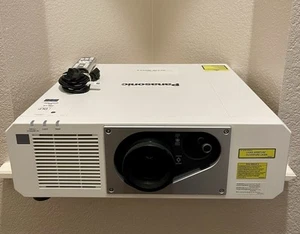 Crisp Panasonic PT-RZ570W Large Venue DLP Laser Projector WUXGA 16335 lamp hrs - Afbeelding 1 van 19