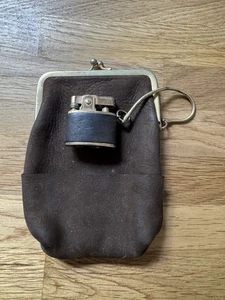 Mini SELLO DE ORO Gasolina Firezeu Abrigo de Cuero con Bolsa de Cigarrillo de Cuero - Imagen 1 de 5