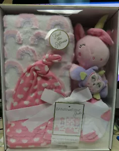 NUEVO CON ETIQUETAS BANANAFISH STUDIO 4 PIEZAS. CONJUNTO DE SUEÑOS DE CHICA ACOGEDORA. MANTA, JUGUETE DE FELPA, SOMBRERO/CALCETINES - Imagen 1 de 4