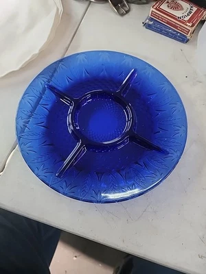 Plato de servir redondo de vidrio prensado con estampado de hojas azul cobalto Foto 1 de 2