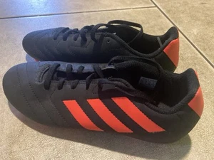 Botas de fútbol Adidas Golleto talla 5 niños jóvenes apenas usadas en muy buena condición - Imagen 1 de 7