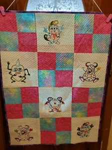 Handgefertigte und maschinengenähte gesteppte Babybettdecke mit süßen Monstern drauf - Bild 1 von 11