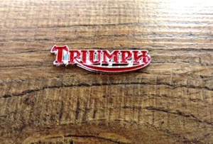 TRIUMPH RED VEST PIN LAPEL HAT BADGE 1-3/8" x 3/8" MOTORCYCLES THRUXTON ROCKET - Bild 1 von 2