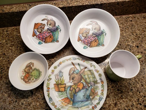 Peter Rabbit Oneida Ware Child's Melamine 5 Pc. 3 Bowls. Plate, cup Vintage 1970 Cover