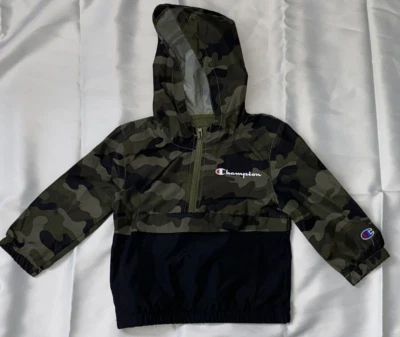 Chaqueta cortavientos Champion camuflada y negra con capucha talla 3T para niños pequeños Foto 1 de 4