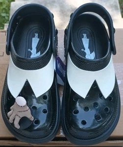 Zoccolo Crocs Wednesday Addams Family Donna Tg 9 Uomo Tg 7 Nero Bianco LEGGI DESCRIZIONE - Foto 1 di 24
