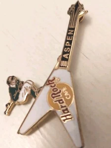 Guitarra Hard Rock Café Aspen Blanca Flying V Verde y Blanco Esquiador Pin Borde Dorado - Imagen 1 de 8