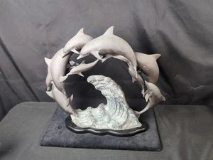 Escuela de delfines saltando una ola. Estatua de bronce sobre base metálica. Pesado! - Imagen 1 de 11
