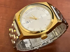 Reloj Nixon Monopoly plata/oro para hombre 100M todo acero inoxidable - Imagen 1 de 1