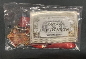 LC Harry Potter Bahnsteig 9 3/4 London nach Hogwarts Ticket Schlüsselband mit Wappen Charm - Bild 1 von 5