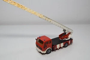 Camión de bomberos B67 1:55 SIKU 2819 MERCEDES-BENZ 2232 CON ESCALERA EXC. CO... - Imagen 1 de 9