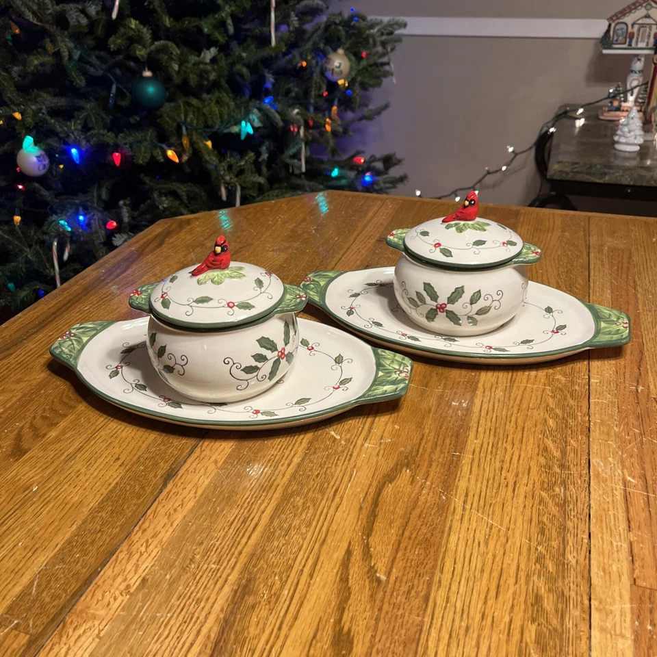 Juego de 2 tazones de sopa y plato de sándwich Temptations by Sara Cardinal Holly Holiday Foto 1 de 4