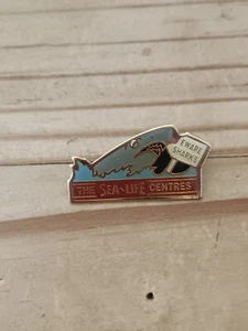 Pin's Pins Pin ENAMEL 27 Parc ATTRACTIONS Aquarium SHARKS "THE SEA-LIFE Centres" - Imagen 1 de 3