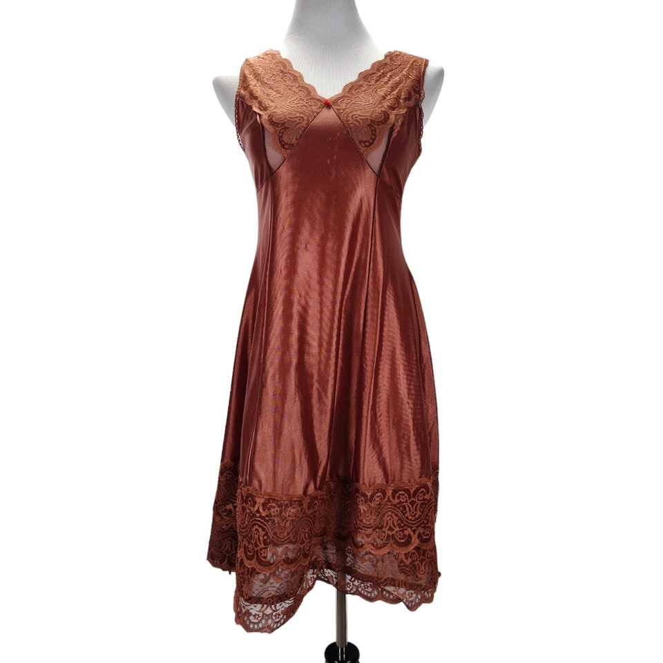 Borde de encaje vintage de nailon bronce completo talla S/M línea A hecho en Polonia años 60 70 Foto 1 de 4