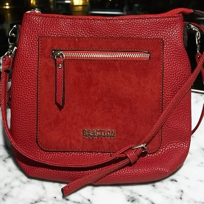 Bolso Bandolera Kenneth Cole Reaction Rojo Cereza Guijarro Imitación Cuero 9x9x2 Foto 1 de 4