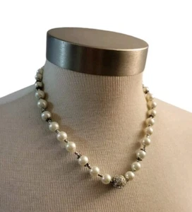 Collar con cuentas artesanal imitación perla tono plateado cierre de langosta - Imagen 1 de 5