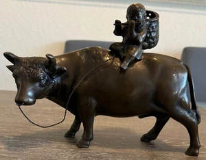 Escultura de toro de búfalo bronceado de hierro fundido 12" niño asiático Okimono tocando una flauta - Imagen 1 de 15