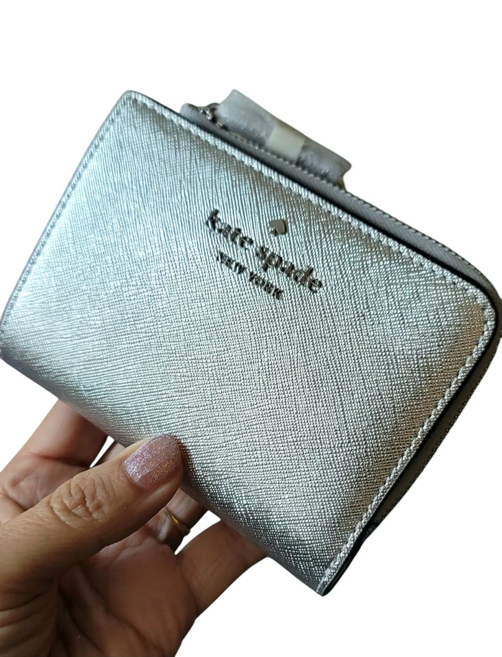 NUEVA CARTERA DE CUERO SAFFIANO KATE SPADE MADISON PEQUEÑA PLATEADA CON CREMALLERA EN L $189NUEVA NUEVA CON ETIQUETAS Foto 1 de 4