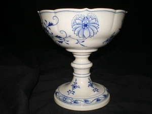 Pedestal de porcelana blanca Meissen azul cebolla estilo callis 6" caramelo cuenco compota - Imagen 1 de 8