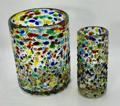 Vaso y vaso de confeti de guijarros mexicanos soplado a mano Foto 1 de 4