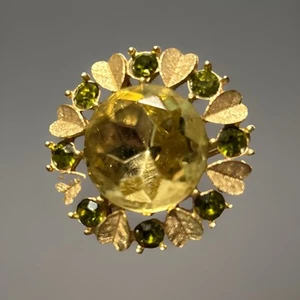VINTAGE Signed AVON Goldtone Green Rhinestones Round Shape Pin Brooch - Picture 1 of 3