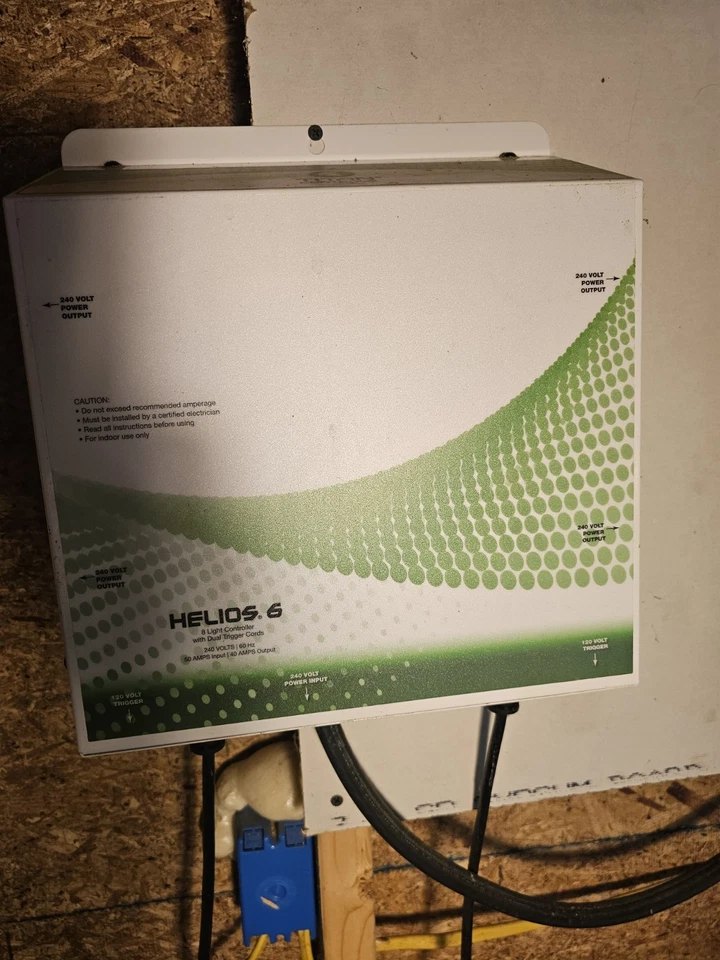 Titan Controls Helios 6 8 灯控制器带双触发线 240V — 第 1/1 张图片