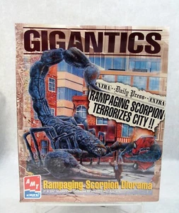 AMT GIGANTICS RAMPAGING GIANT MONSTER SCORPION HORROR MODEL KIT NEW - Picture 1 of 1
