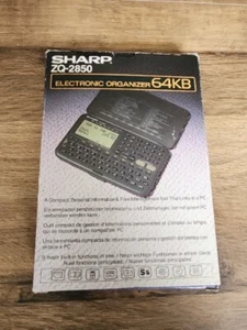 Sharp Electronic Organizer 64KB - Black (ZQ-2850) - Original Box And Manual - Afbeelding 1 van 4