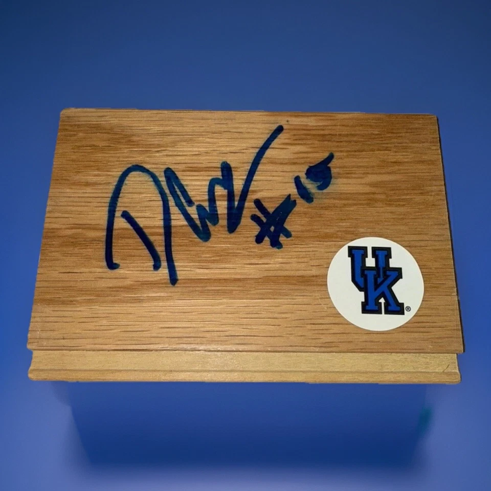 TABLERO DE PISO FIRMADO DEMARCUS COUSINS KENTUCKY WILDCATS KINGS PELÍCANS  Foto 1 de 1