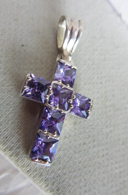 Colgante Cruz Pequeña Circonita Cúbica Púrpura Tono Plata Foto 1 de 4