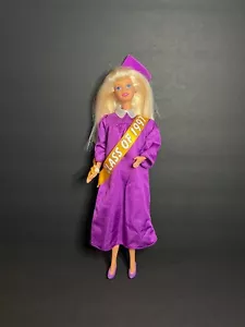 Vintage Mattel Graduation Class of 1997 Barbie Puppe mit lila Mütze, Kleid & Schuhe - Bild 1 von 7