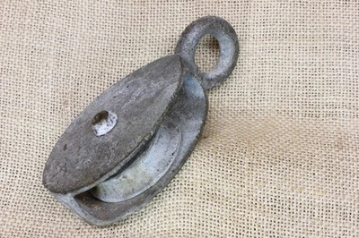 "Antigua polea de 2"" rueda vintage galvanizada en hierro fundido granero encontrar nuevo ojo de cuerda" Foto 1 de 4