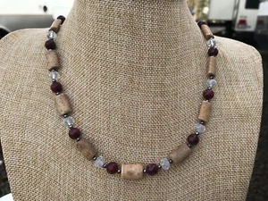 Collar Hecho a Mano Piedra Magnesita Teñida Marrón y Púrpura con Cuentas de Vidrio Transparente - Imagen 1 de 5