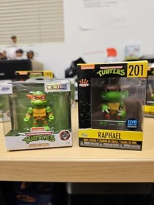 Teenage Mutant Ninja Turltes Combo - Michelangelo Metalfig & Raphael Funko Mini - Bild 1 von 7