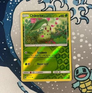 Chikorita 5/214 Reverse Holo Sun & Moon Lost Thunder Pokemon Card 2018 NM/LP - Picture 1 of 3