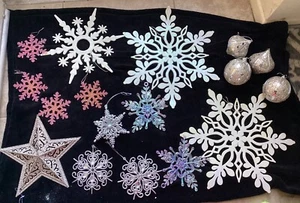 17 Piece Christmas Decor 12 Hanging Snowflakes & 4 Ornaments & 1 Hanging Star - Picture 1 of 14