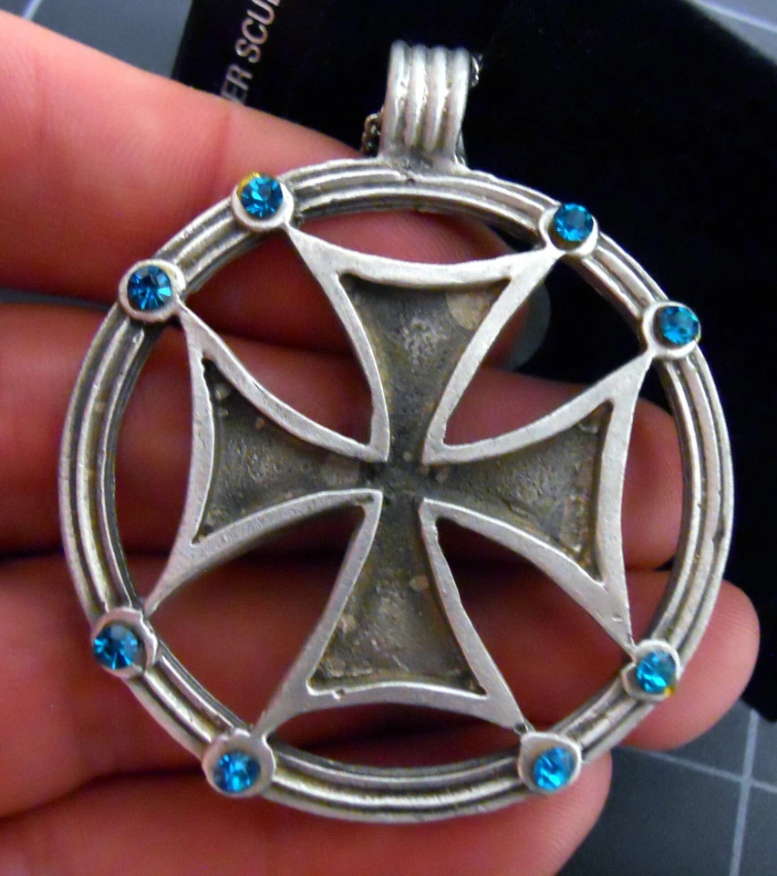 Cruz de Hierro GALLO PELTRE Colgante Nuevo Antiguo 2002 Collar Maltés Cristales Azules Foto 1 de 4