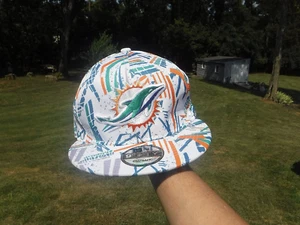 NUOVO/ADESIVO CAPPELLO HTF NEW ERA 9FIFTY POSTERIORE A SCATTO MIAMI DELFINI TUTTO IL CAPPELLO DI DESIGN! - Foto 1 di 14