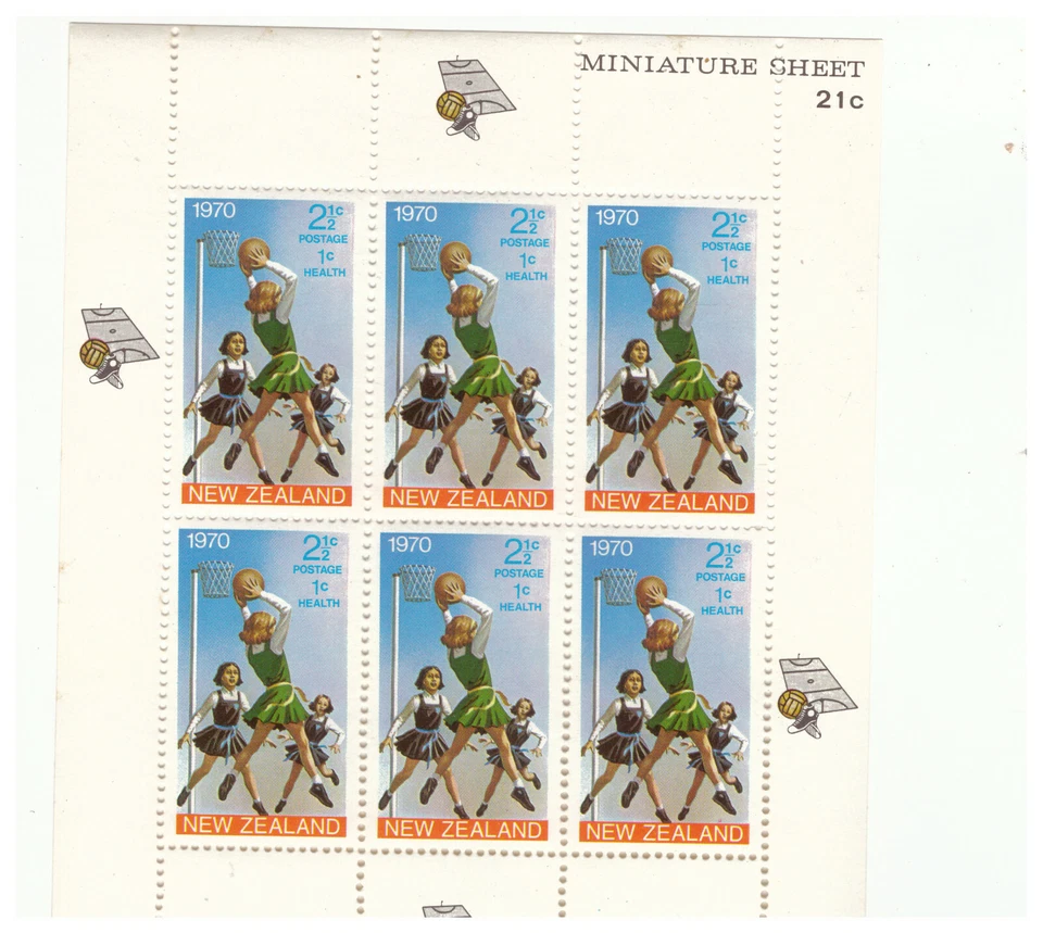 NEW ZEALAND SC.B81 1970 BOYS PLAYING SOCCER MINI SHEET MNH EV1 - Image 1 of 1