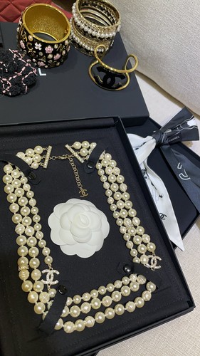 Collana CHANEL Oro Chiaro Ferramenta Tripla Perla Irregolare CCS con Cristallo