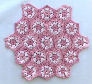 Centro de mesa vintage de ganchillo a mano abuela cuadrados rosa blanco 28" - Imagen 1 de 4
