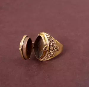 Natural Garnet poison ring . Gold Garnet hidden box ring - Picture 1 of 5