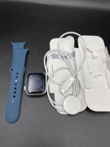 Apple Watch Series 9 GPS 41mm Smartwatch Silver Aluminum Case Storm Blue Band - Photo 1 sur 8
