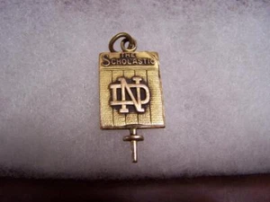 Seltene antike Anstecknadel Anhänger von Notre Dame The Scholastic - Bild 1 von 3