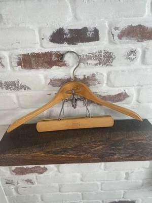 Percha de traje de madera pesada Setwell vintage de 18" con abrazadera para pantalón Foto 1 de 4